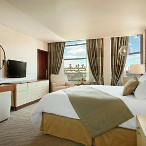 Zimmer mit Kingsize-Bett
